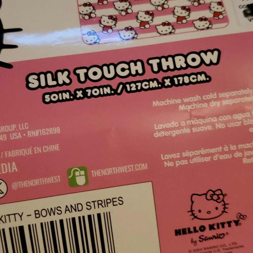 🆕️ CUTE SANRIO HELLO KITTY SILK TOUCH THROW 💜💗